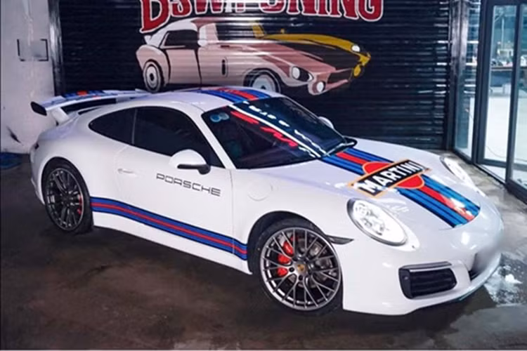 So với 997, 991 lớn hơn một chút, với chiều dài cơ sở tăng 100 mm lên 2.450 mm và chiều dài tổng thể tăng 70 mm lên 4.490 mm. Một hộp số mới được phát triển để bánh sau có thể di chuyển 76 mm về phía sau so với vị trí của động cơ, giúp cải thiện đáng kể khả năng phân bổ trọng lượng và hiệu suất vào cua của xe.