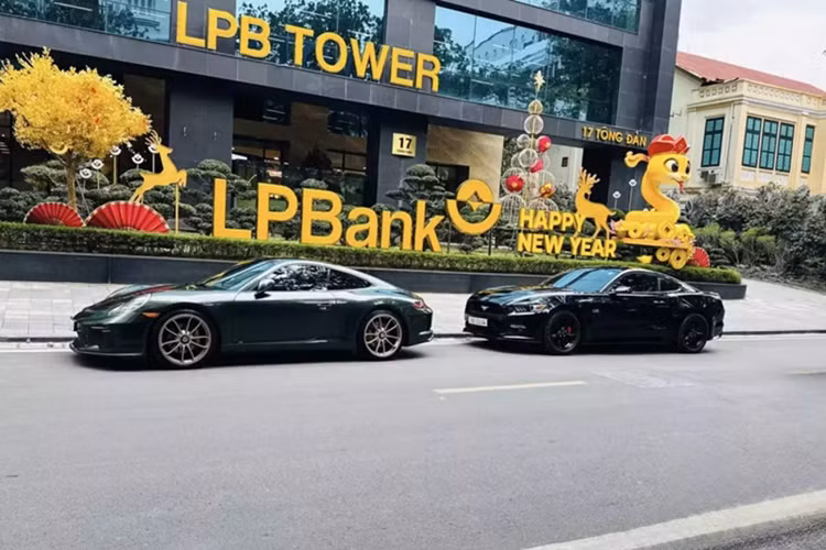 Mới đây, giới mê xe trong nước lại có dịp xuýt xoa trước vẻ đẹp của 1 chiếc xe thể thao Porsche 911 thế hệ 991, bản này có đèn hậu góc cạnh, không trải dài hết đuôi xe như 992, nhìn rất cá tính, điều đáng nói, chủ xe đã thể hiện gu của mình qua chiếc Porsche 911 này.