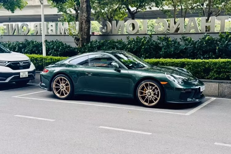 Sở hữu đâu đó tận 4 chiếc xe Porsche trong 2 garage xe khác nhau, tay chơi ở Hà Nội vô cùng kín tiếng và chỉ thường ra đường với 1 chiếc xe Porsche đó là 911 thế hệ 991 này. Ra đời năm 2011, thế hệ 911 số hiệu 991 đã đánh dấu bước nhảy vọt về công nghệ. Bảng điều khiển trung tâm thiết kế lấy cảm hứng từ dòng Carrera GT và được áp dụng cho sedan Panamera.