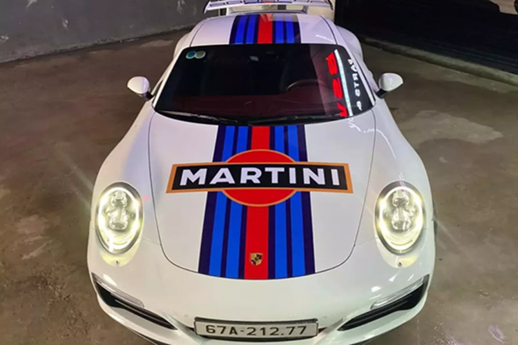Ở thế hệ Porsche 911 991 tại Việt Nam, xe sử dụng hệ thống kiểm soát khung gầm chủ động PDCC của Porsche. Đến tháng 9/2015, Porsche lần đầu tiên trang bị động cơ boxer 6 xi-lanh tăng áp, dung tích 3.0 cho các phiên bản tiêu chuẩn Carerra và Carrera S.