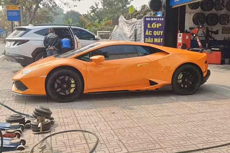 "Siêu bò" Lamborghini Huracan LP610-4 có thời gian tăng tốc từ vị trí đứng yên lên 100 km/h chỉ trong vòng 3,2 giây trước khi đạt vận tốc tối đa 325 km/h. Trong cách đặt tên của Huracan LP610-4, con số 610 tượng trưng cho công suất của xe, số 4 mang hàm ý cho hệ dẫn động 4 bánh.