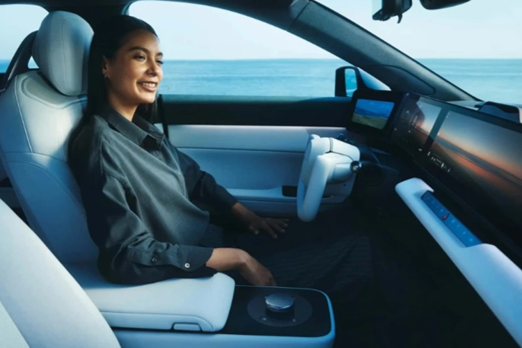 Theo công bố, mẫu xe điện Afeela 1 được trang bị hai động cơ điện cho tổng công suất là 483 mã lực. Động cơ đi cùng hệ dẫn động 4 bánh toàn thời gian. Xe còn có cụm pin lithium-ion dung lượng 91 kWh cung cấp phạm vi hoạt động ước tính lên đến 483 km theo tiêu chuẩn EPA.