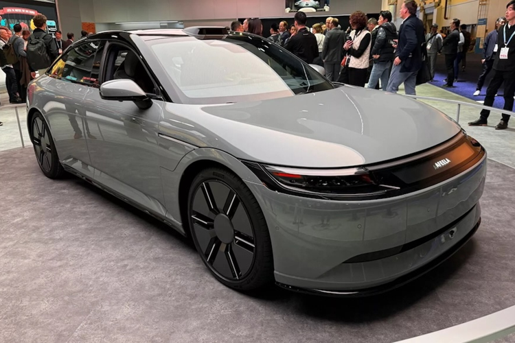 Afeela 1 sở hữu loạt tính năng hỗ trợ lái nâng cao tiên tiến nhờ có tổng cộng 40 cảm biến, gồm 18 camera, một dãy LiDAR, 9 bộ radar cùng 12 cảm biến siêu âm. Khi hệ thống ADAS được kích hoạt, Afeela 1 sẽ chủ động trò chuyện với người cầm lái, cung cấp các thông tin hữu ích về những gì đang diễn ra trên đường.