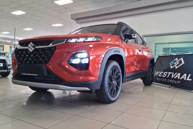 Thứ hai là động cơ xăng Dual Jet 4 xi-lanh, dung tích 1.2L với công suất tối đa 89,7 mã lực và mô-men xoắn cực đại 113 Nm, kết hợp hộp số sàn 5 cấp hoặc tự động 5 cấp. Mức giá xe Suzuki Fronx 2025 hiện chưa được công bố chính thức, nhưng chắc chắn sẽ "mềm" hơn các đối thủ.