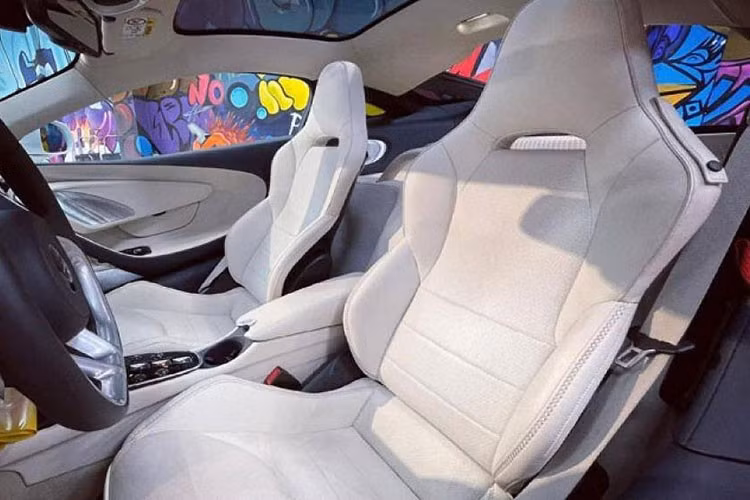 Phía bên trong xe McLaren GT còn có màn hình giải trí cỡ lớn dựng dọc kết hợp cùng với đó là bảng cần số thiết kế đẹp mắt. Khoang lái siêu xe McLaren GT đang được rao bán hơn 10 tỷ đồng này có tông màu trắng.
