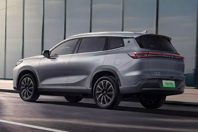 Chery Fulwin T8 2025 mới có chiều dài, rộng và cao lần lượt là 4730/1860/1747 mm, với chiều dài cơ sở là 2710 mm. Trọng lượng không tải là 1879 kg và 1907 kg cho phiên bản 5 chỗ và 7 chỗ. Ngoài ra, thân xe được làm bằng 80% thép cường độ cao và 20,6% thép cán nóng.