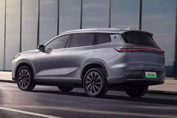 Chery Fulwin T8 2025 mới có chiều dài, rộng và cao lần lượt là 4730/1860/1747 mm, với chiều dài cơ sở là 2710 mm. Trọng lượng không tải là 1879 kg và 1907 kg cho phiên bản 5 chỗ và 7 chỗ. Ngoài ra, thân xe được làm bằng 80% thép cường độ cao và 20,6% thép cán nóng.