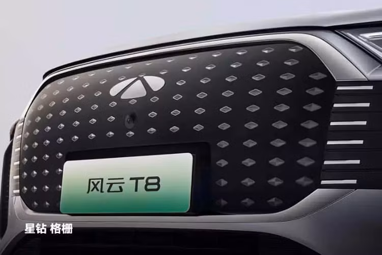 Phía sau được trang bị cánh gió trên nóc xe, cụm đèn phanh gắn trên cao và cụm đèn hậu xuyên suốt tích hợp logo chữ Fulwin. Sức mạnh đến từ hệ thống hybrid cắm điện với hai tùy chọn động cơ: động cơ hút khí tự nhiên 1,5 lít và động cơ tăng áp 1,5 lít, kết hợp với DHT.