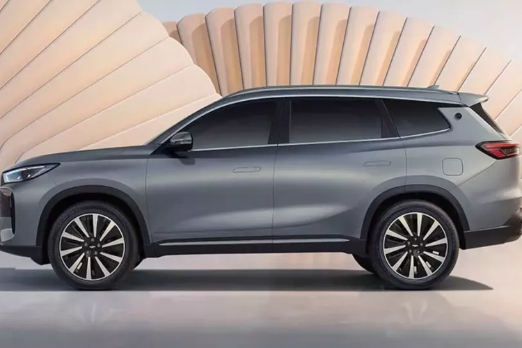 Thoạt nhìn, Fulwin T8 tuân theo ngôn ngữ thiết kế của dòng Chery Fulwin, với lưới tản nhiệt hình bát giác khép kín được trang trí bằng các chi tiết ma trận điểm kim cương và logo của dòng xe.