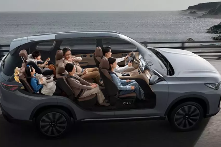 Về buồng lái, mẫu xe SUV Chery Fulwin T8 có bảng điều khiển 10,25 inch và màn hình cảm ứng điều khiển trung tâm độ phân giải cao 2,5K 15,6 inch được cung cấp bởi chip Qualcomm Snapdragon 8155.