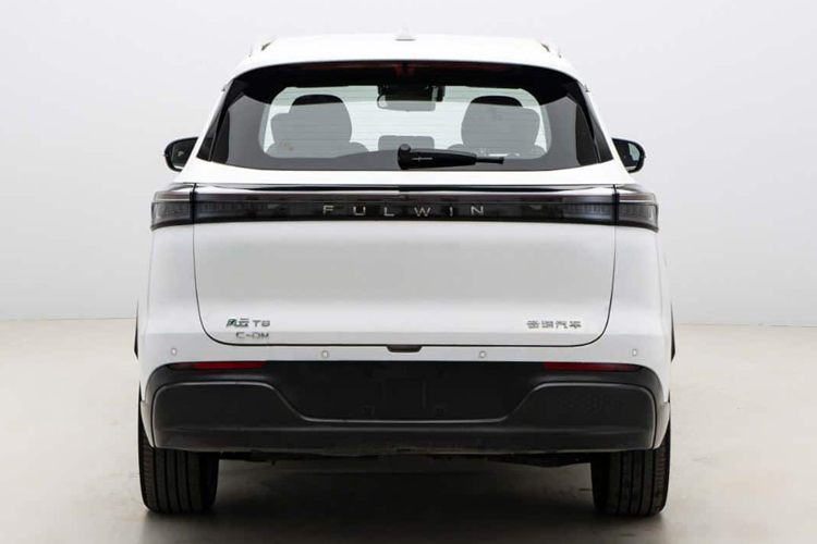 Ngoài ra còn có 9 túi khí khắp nội thất, 18 khả năng hỗ trợ lái xe tiên tiến cấp độ 2+, sạc điện thoại di động không dây trên bảng điều khiển trung tâm, chức năng sưởi/thông gió/massage ghế ở các phiên bản cao cấp nhất, đèn chiếu sáng xung quanh và hệ thống âm thanh Sony 12 loa.