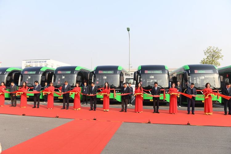 Dòng xe buýt điện đô thị của VinFast có hai cấu hình, gồm loại sức chứa 60 chỗ (24 ghế) và 30 chỗ (18 ghế), tích hợp nhiều tính năng hiện đại, có thể tùy biến theo yêu cầu của đơn vị vận hành.