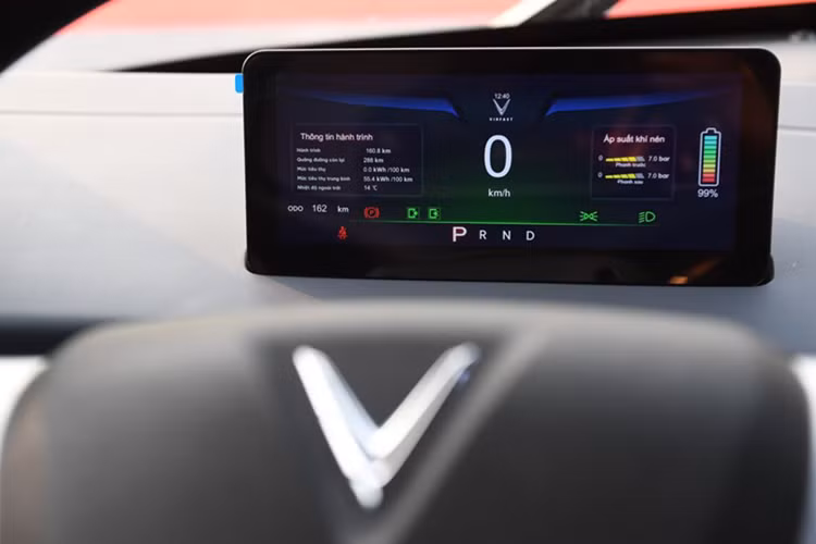 Bà Dương Thị Thu Trang - Phó Tổng giám đốc Kinh doanh VinFast toàn cầu chia sẻ: “Với kích thước nhỏ gọn, phù hợp di chuyển trong phố và các khu dân cư đông đúc lại thân thiện với môi trường, không khói xăng, không tiếng ồn, dòng xe buýt điện mới của VinFast sẽ tạo động lực thúc đẩy công cuộc chuyển đổi xanh trong giao thông công cộng tại Việt Nam.