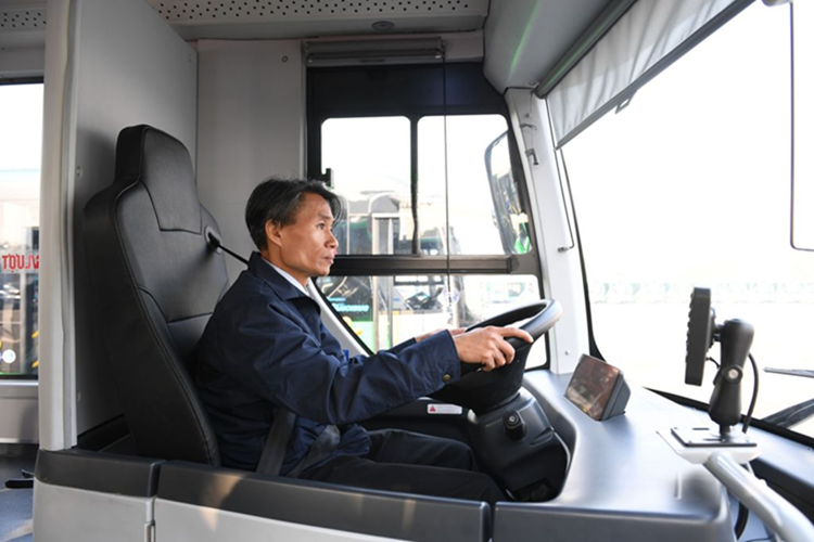 Xe được trang bị hệ thống treo khí nén trước/sau, hệ thống trợ lái thủy lực, phanh đĩa trước/sau cùng các công nghệ an toàn tiên tiến như chống bó cứng phanh (ABS), hỗ trợ phanh khẩn cấp (BA), phân phối lực phanh điện tử (EBD), hệ thống cảm biến chống kẹp cửa trước/sau, hệ thống biển báo, đèn LED, nút bấm…