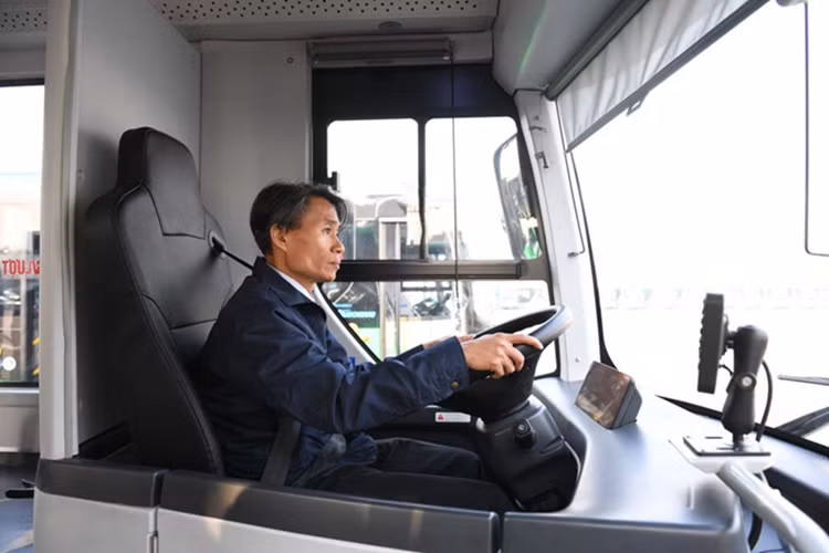 Xe được trang bị hệ thống treo khí nén trước/sau, hệ thống trợ lái thủy lực, phanh đĩa trước/sau cùng các công nghệ an toàn tiên tiến như chống bó cứng phanh (ABS), hỗ trợ phanh khẩn cấp (BA), phân phối lực phanh điện tử (EBD), hệ thống cảm biến chống kẹp cửa trước/sau, hệ thống biển báo, đèn LED, nút bấm…