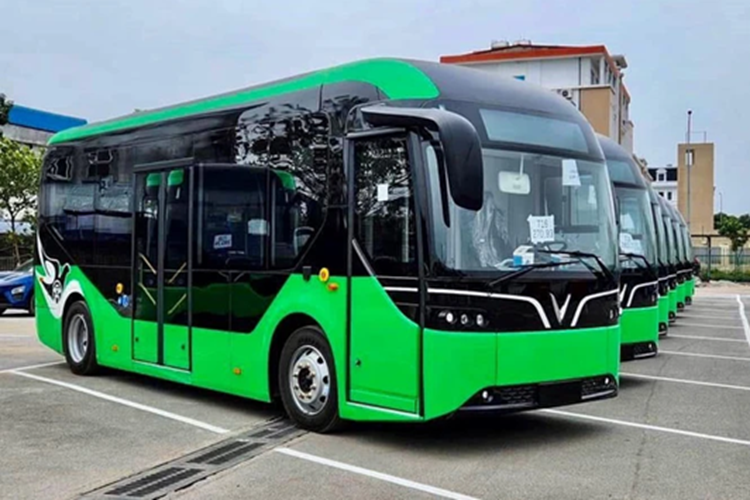 Theo kế hoạch, trong năm 2025, toàn bộ xe buýt trên các tuyến giao thông trên sẽ được thay thế hoàn toàn bằng xe buýt điện. Việc chuyển đổi sang xe điện sẽ nâng tổng số tuyến chuyển đổi sang xe buýt điện của thành phố lên 14, bên cạnh 10 tuyến xe buýt điện đang do Vinbus vận hành. Theo lộ trình, đến năm 2035, tỷ lệ xe buýt tại Thủ đô sẽ đạt 100% là xe điện.