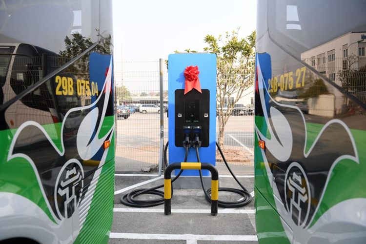 Trước mắt, lô xe buýt điện mới của VinFast sẽ được đưa vào vận hành trên 04 tuyến giao thông với điểm đầu – cuối lần lượt gồm: tuyến 05 (Mai Động - Đại học Tài nguyên và Môi trường Hà Nội); tuyến 39 (Công viên Nghĩa Đô - Mai Động (Bãi đỗ xe Đền Lừ)); tuyến 47 (gồm nhánh tuyến 47A: Long Biên - Bát Tràng và nhánh tuyến 47B: Đại học Kinh tế quốc dân - Kiêu Kỵ) và tuyến 59 (Đông Anh – Học viện Nông nghiệp Việt Nam).