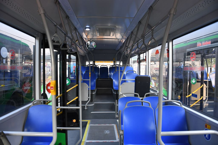 Tương tự mẫu xe buýt điện thông minh đầu tiên đang được VinBus vận hành tại nhiều tỉnh thành trên cả nước, dòng xe buýt mới cũng có hệ thống hạ thấp sàn xe, tạo thuận lợi cho xe lăn di chuyển lên xuống, đúng tiêu chuẩn xe buýt công cộng văn minh, thân thiện với tất cả mọi người.