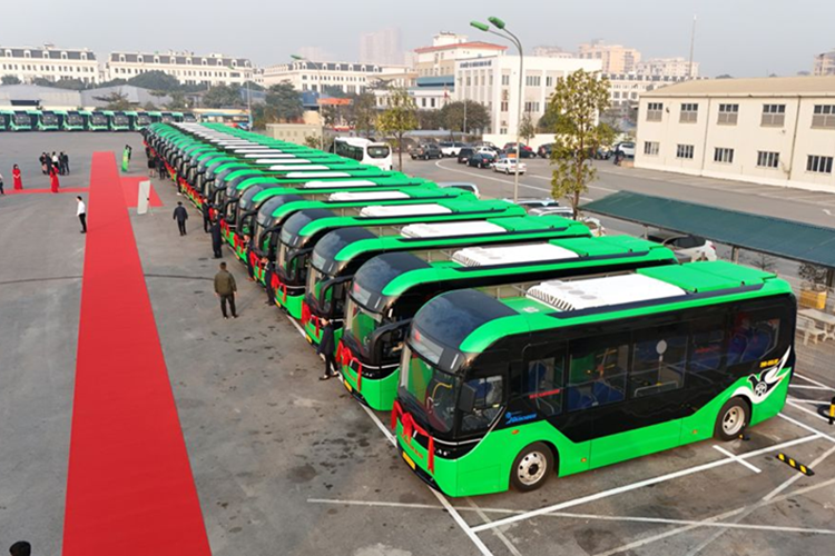 Trong đó, lô xe buýt điện đầu tiên gồm 66 chiếc vừa được VinFast bàn giao cho Transerco và Bảo Yến là loại có sức chứa tối đa 60 người, bao gồm 24 ghế ngồi, 34 chỗ đứng, khu vực dành cho xe lăn và ghế lái.