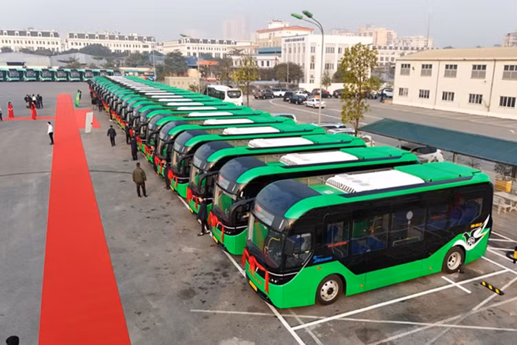 Trong đó, lô xe buýt điện đầu tiên gồm 66 chiếc vừa được VinFast bàn giao cho Transerco và Bảo Yến là loại có sức chứa tối đa 60 người, bao gồm 24 ghế ngồi, 34 chỗ đứng, khu vực dành cho xe lăn và ghế lái.