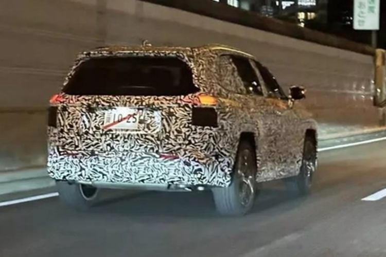 Theo đó, hình ảnh chiếc Wildlander đã cho người dùng cái nhìn rõ hơn về Toyota RAV4 2025 mới. Cụ thể, xe được trang bị lưới tản nhiệt khá giống với dòng RX của Lexus. Lưới tản nhiệt kết hợp với cụm đèn pha LED hình chữ C sắc sảo.