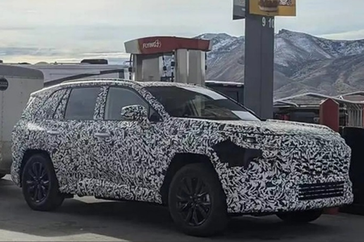 Tuy nhiên, ngoại thất của xe lại khá giống với nguyên mẫu xe SUV Toyota RAV4 2025 từng bị bắt gặp khi chạy thử nghiệm trên đường phố Châu Âu. Dù được ngụy trang kín mít nhưng chiếc xe chạy thử đó lại có các chi tiết như gương, tay nắm cửa, vòm bánh xe vuông đặc trưng giống hệt với hình ảnh Wildlander bị rò rỉ tại hội nghị.