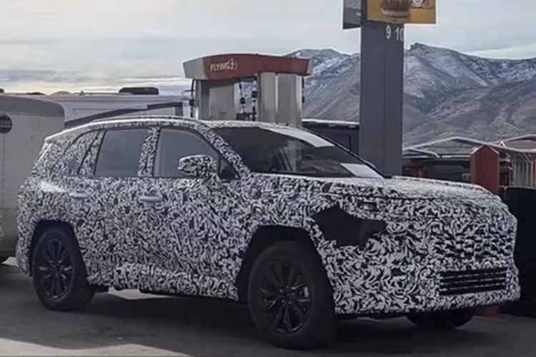 Tuy nhiên, ngoại thất của xe lại khá giống với nguyên mẫu xe SUV Toyota RAV4 2025 từng bị bắt gặp khi chạy thử nghiệm trên đường phố Châu Âu. Dù được ngụy trang kín mít nhưng chiếc xe chạy thử đó lại có các chi tiết như gương, tay nắm cửa, vòm bánh xe vuông đặc trưng giống hệt với hình ảnh Wildlander bị rò rỉ tại hội nghị.