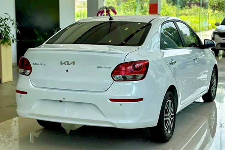 Khoang nội thất cũng có thiết kế cơ bản với tay lái bọc da. Phía sau là đồng hồ lái analog, trong khi màn hình trung tâm chỉ có kích thước 7 inch, tích hợp bản đồ GPS và đi kèm hệ thống âm thanh 6 loa. Ngoài ra, trang bị còn bao gồm điều hòa chỉnh cơ. Kia Soluto cũng chỉ trang bị động cơ 1.4L cho công suất 94 mã lực và mô-men xoắn 132 Nm.