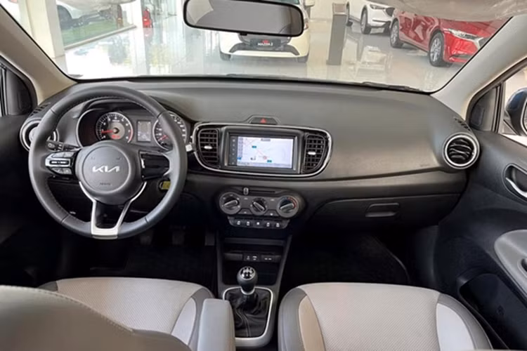 Trong năm 2024, mẫu sedan hạng B của Kia chỉ bán được 519 xe, và là mẫu xe “ế” thứ hai phân khúc, trên duy nhất Suzuki Ciaz vốn ngừng phân phối trong cùng năm. Hiện tại, dù giá bán đã rẻ nhất nhì phân khúc, các đại lý vẫn phải tung ưu đãi mạnh tay dành cho Kia Soluto mới có thể thuyết phục khách hàng.