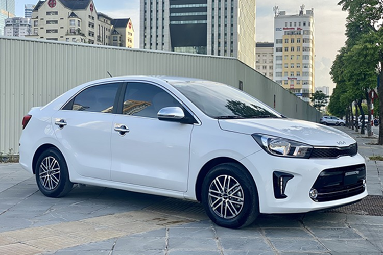 Thậm chí mẫu xe này không có bất kỳ nâng cấp nào kể từ khi bổ sung phiên bản AT Luxury vào tháng 3/2020. Trang bị của Kia Soluto cũng chỉ dừng ở mức cơ bản. Đèn pha vẫn là loại Halogen phản xạ đa chiều, trong khi thân xe chỉ trang bị la-zăng hợp kim 14 inch 6 chấu kép.