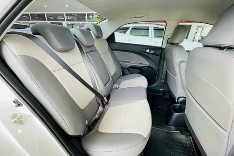 Một đại lý ở khu vực miền Bắc giảm đến 17 triệu đồng dành cho phiên bản AT Deluxe, đẩy giá bán chỉ còn 422 triệu đồng, thấp hơn cả Kia Morning X-Line. So với các đối thủ, Kia Soluto giá rẻ có thiết kế kém cá tính hơn hẳn, khó thuyết phục khách hàng Việt.