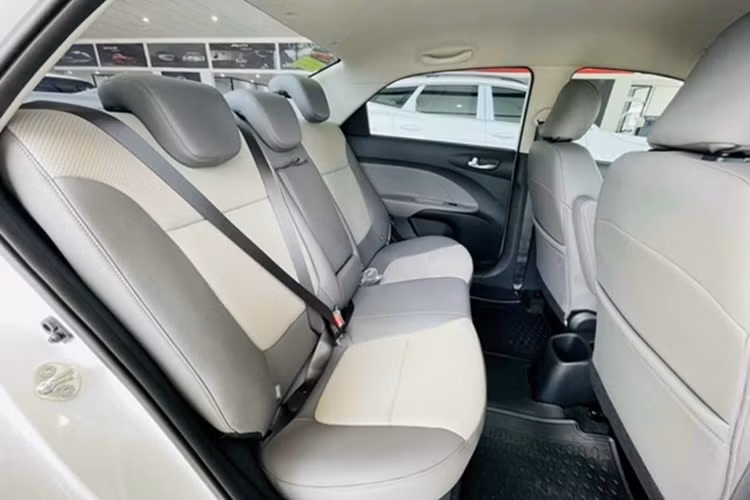 Một đại lý ở khu vực miền Bắc giảm đến 17 triệu đồng dành cho phiên bản AT Deluxe, đẩy giá bán chỉ còn 422 triệu đồng, thấp hơn cả Kia Morning X-Line. So với các đối thủ, Kia Soluto giá rẻ có thiết kế kém cá tính hơn hẳn, khó thuyết phục khách hàng Việt.