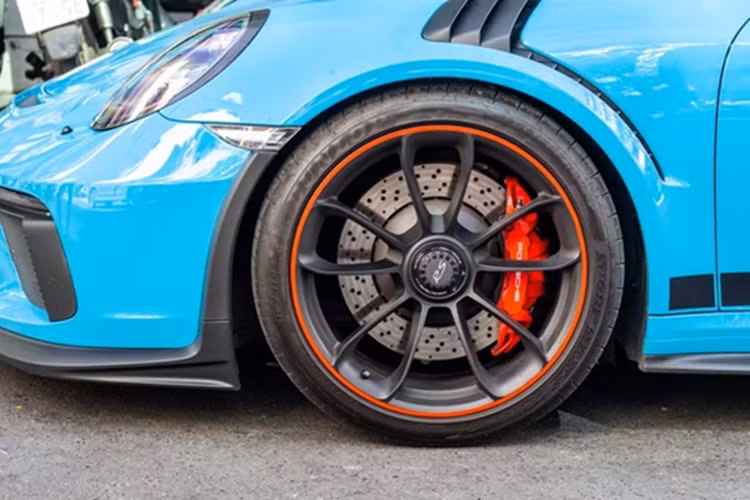 Thay đổi ấn tượng nhất của siêu xe Porsche 911GT3 RS đời 991.2 chính là việc động cơ được "thông nòng" tăng thêm 20 mã lực ở công suất. Cụ thể, siêu xe này sở hữu khối động cơ xăng 6 xi-lanh thẳng hàng, hút khí tự nhiên, dung tích 4.0 lít, tạo ra công suất tối đa 520 mã lực.