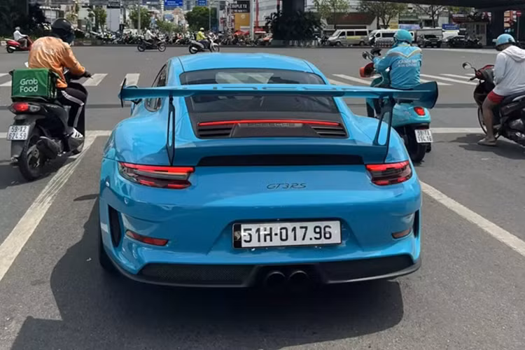 Động cơ kết hợp cùng hộp số PDK 7 cấp, nhờ đó, siêu xe Porsche 911 GT3 RS 991.2 tại Việt Nam có thể tăng tốc từ vị trí xuất phát lên 100 km/h chỉ trong thời gian 3,2 giây, nhanh hơn 0,1 giây so với đời trước và vận tốc tối đa của siêu xe này tăng thêm 2 km/h lên mức 312 km/h.