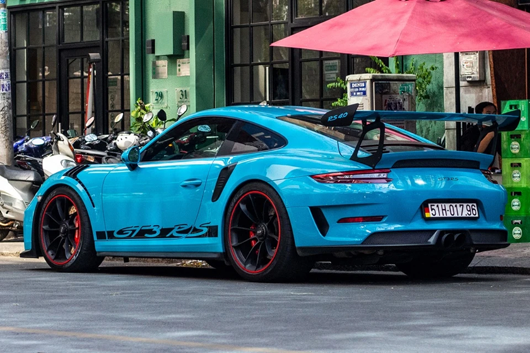 Hiện tại dòng siêu xe Porsche 911 GT3 RS tại Việt Nam đã bước sang thế hệ 992 với những thay đổi thiết kế rất mạnh mẽ, và hệ truyền động cũng mạnh hơn rất nhiều, nhưng chưa rõ đã có ai đặt mua chính hãng hay chưa.