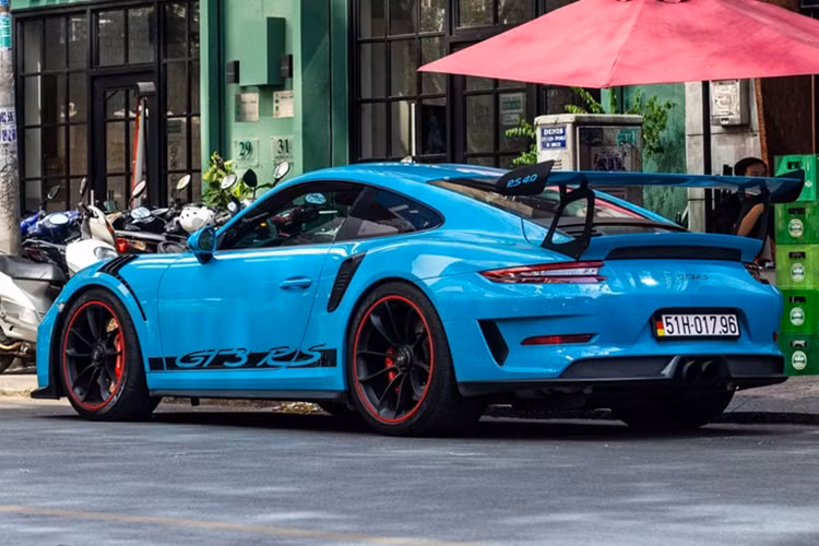 Hiện tại dòng siêu xe Porsche 911 GT3 RS tại Việt Nam đã bước sang thế hệ 992 với những thay đổi thiết kế rất mạnh mẽ, và hệ truyền động cũng mạnh hơn rất nhiều, nhưng chưa rõ đã có ai đặt mua chính hãng hay chưa.