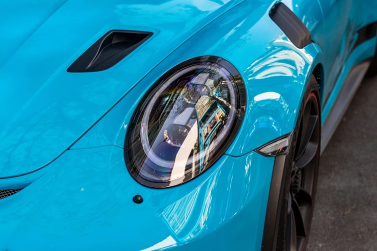 Dù vậy, mới đây, chiếc Porsche 911 GT3 RS màu xanh Miami đã bị bắt gặp lăn bánh tại ngã tư hàng xanh, đoạn hướng về quận 1, Tp.HCM. Tại thời điểm về nước, giá xe Porsche chính hãng của 911 GT3 RS là 13,95 tỷ đồng, chưa bao gồm các tùy chọn thêm.
