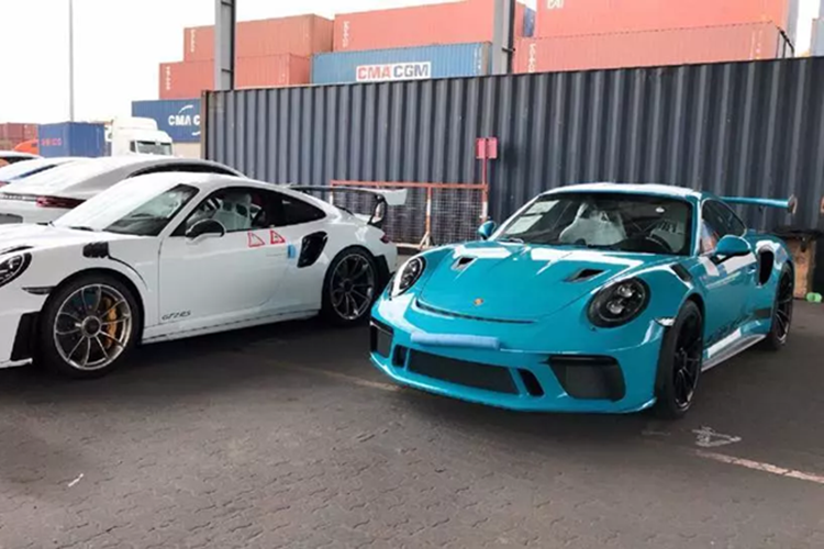 Tuy nhiên, sau 6 năm về nước, số lần chiếc xe Porsche 911 GT3 RS tại TP HCM này được nhìn thấy lăn bánh trên đường không nhiều, lý do là chủ xe có quá nhiều sự lựa chọn hấp dẫn trong garage.