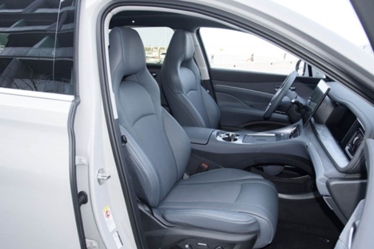 Điều này cho thấy BYD chú trọng đến sự rộng rãi và thoải mái cho khoang hành khách, một yếu tố then chốt đối với người tiêu dùng trong phân khúc SUV tầm trung. Về nội thất, khoang cabin của Sealion 07 DM-i được thiết kế theo phong cách hiện đại.