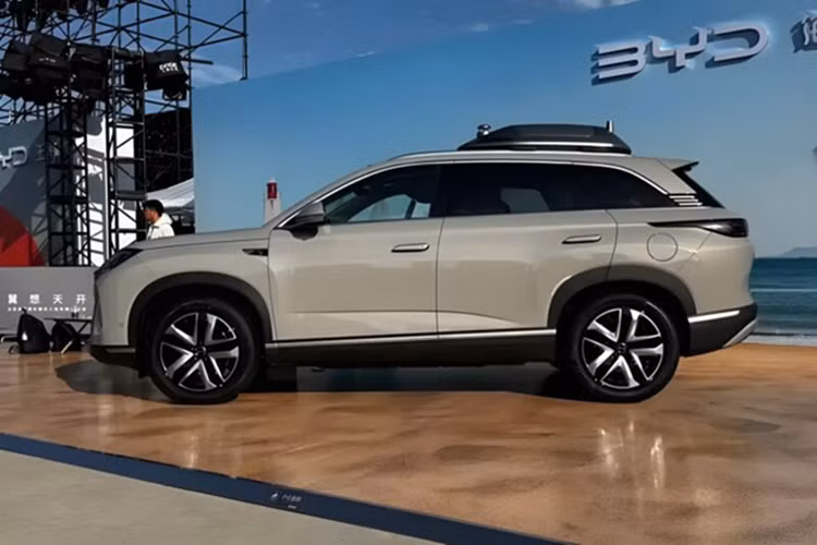 Điểm nhấn là bộ mâm hợp kim hai tông màu hiện đại và trụ D được vuốt xéo sắc sảo, mang lại dáng vẻ thể thao. Phía sau, cụm đèn hậu LED kéo dài trọn chiều ngang đuôi xe không chỉ tăng tính nhận diện mà còn tôn lên vẻ hiện đại và nhất quán trong tổng thể thiết kế.