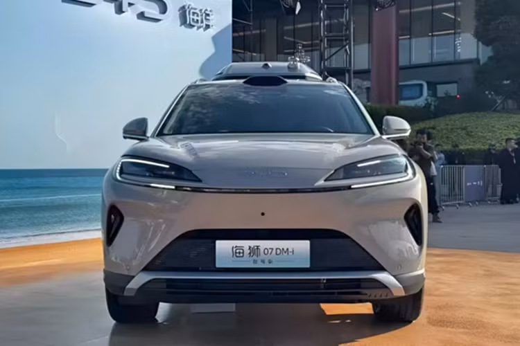 Mẫu xe SUV Sealion 07 DM-i được xây dựng trên nền tảng DM-i thế hệ thứ 5. Phiên bản tiêu chuẩn trang bị động cơ xăng 1.5T tăng áp 154 mã lực, kết hợp mô tơ điện mạnh 200kW dẫn động cầu trước. Xe có khả năng di chuyển tổng cộng tới 1.320km, trong đó riêng quãng đường thuần điện đạt 150km (theo chuẩn CLTC).