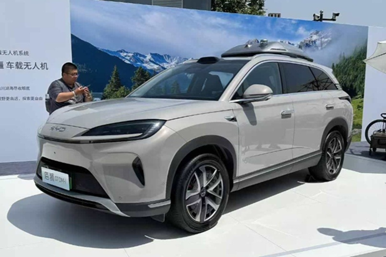 Theo đó, Sealion 07 DM-i 2025 mới được bán ra với ba phiên bản cùng giá bán dao động từ 169.800 - 205.800 NDT (610,21 - 739,70 triệu đồng). Đây là mẫu xe plug-in hybrid (PHEV) mới nhất trong dòng sản phẩm của hãng, được định vị để cạnh tranh trực tiếp với những cái tên đình đám như Tesla Model Y, Li Auto L6 và Toyota Highlander.