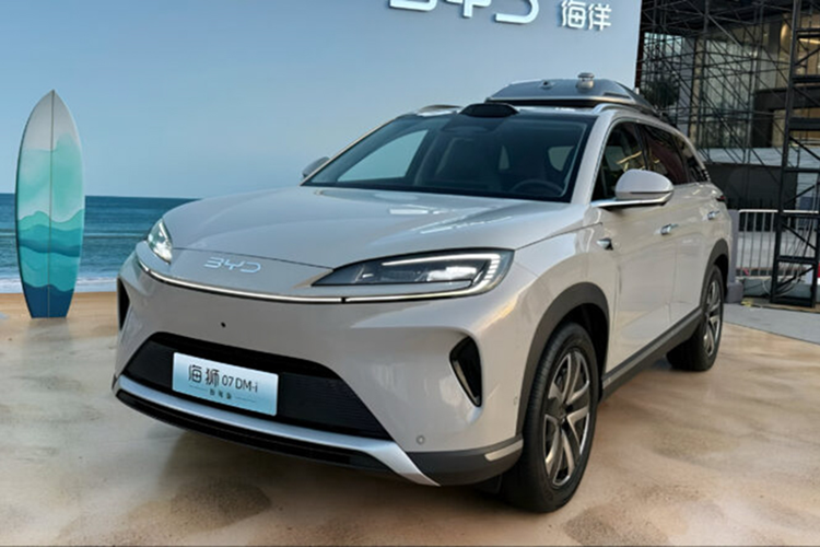 Đặc biệt, Sealion 07 DM-i còn cung cấp tùy chọn hệ thống drone “Ling Yuan” tích hợp trong xe, hứa hẹn mở ra trải nghiệm công nghệ mới lạ cho người dùng. Hiện Sealion 07 DM-i đã được mở bán tại Trung Quốc và đang được BYD lên kế hoạch phân phối tại Đông Nam Á, châu Âu và Australia trong tương lai gần.