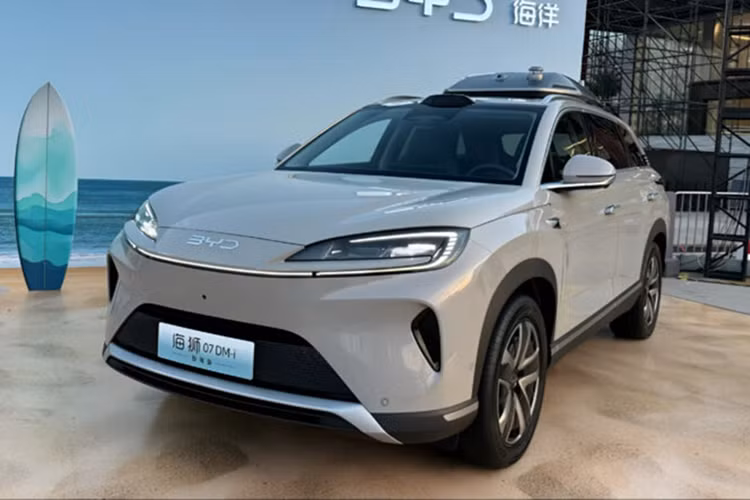 Đặc biệt, Sealion 07 DM-i còn cung cấp tùy chọn hệ thống drone “Ling Yuan” tích hợp trong xe, hứa hẹn mở ra trải nghiệm công nghệ mới lạ cho người dùng. Hiện Sealion 07 DM-i đã được mở bán tại Trung Quốc và đang được BYD lên kế hoạch phân phối tại Đông Nam Á, châu Âu và Australia trong tương lai gần.