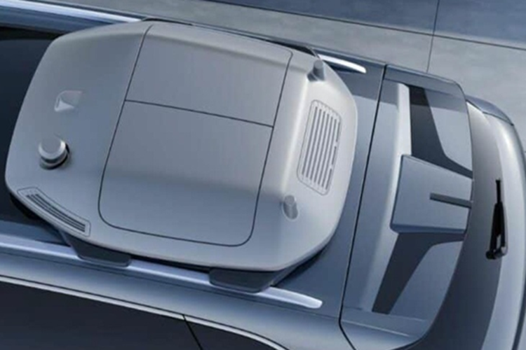 Phần đầu xe nổi bật với cụm đèn LED tạo hình chữ “E” độc đáo, nối liền bởi một dải đèn mảnh chạy ngang, kết hợp cùng các mảng ốp màu bạc và đen tạo nên diện mạo cản trước đậm chất tương lai. Thân xe được bo tròn tinh tế, tạo cảm giác liền mạch và khí động học cao.