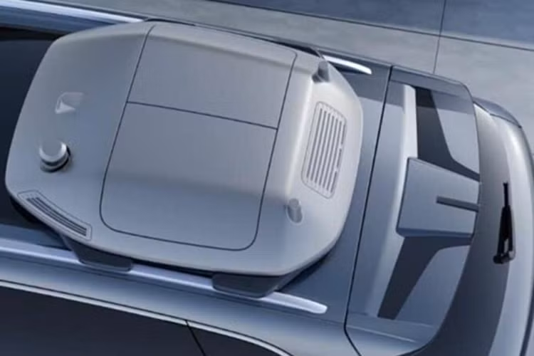 Phần đầu xe nổi bật với cụm đèn LED tạo hình chữ “E” độc đáo, nối liền bởi một dải đèn mảnh chạy ngang, kết hợp cùng các mảng ốp màu bạc và đen tạo nên diện mạo cản trước đậm chất tương lai. Thân xe được bo tròn tinh tế, tạo cảm giác liền mạch và khí động học cao.