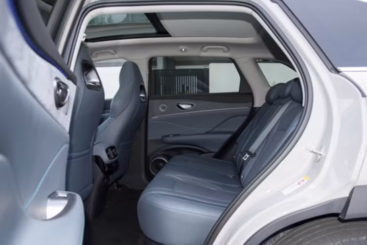 Bảng táp-lô đối xứng sử dụng hai màn hình lớn: một màn hình trung tâm xoay kích thước 15,6 inch và màn hình đồng hồ kỹ thuật số 10,25 inch đặt sau vô-lăng. Toàn bộ không gian được phối màu đen - xanh chủ đạo, kết hợp với chất liệu cao cấp, mang lại cảm giác sang trọng và dễ chịu.