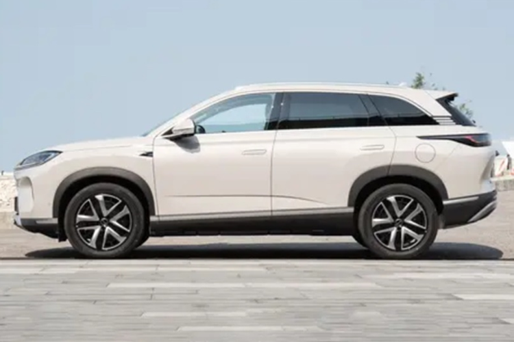 Phiên bản cao cấp DM-p tích hợp thêm một mô tơ điện ở cầu sau, hình thành hệ dẫn động AWD với tổng công suất 469 mã lực. Nhờ đó, xe tăng tốc 0-100km/h chỉ trong 4,7 giây. BYD Sealion 07 DM-i được phát triển theo triết lý thiết kế “Ocean Aesthetics”, thể hiện rõ nét qua các đường nét mềm mại và những chi tiết gợi liên tưởng đến biển cả.