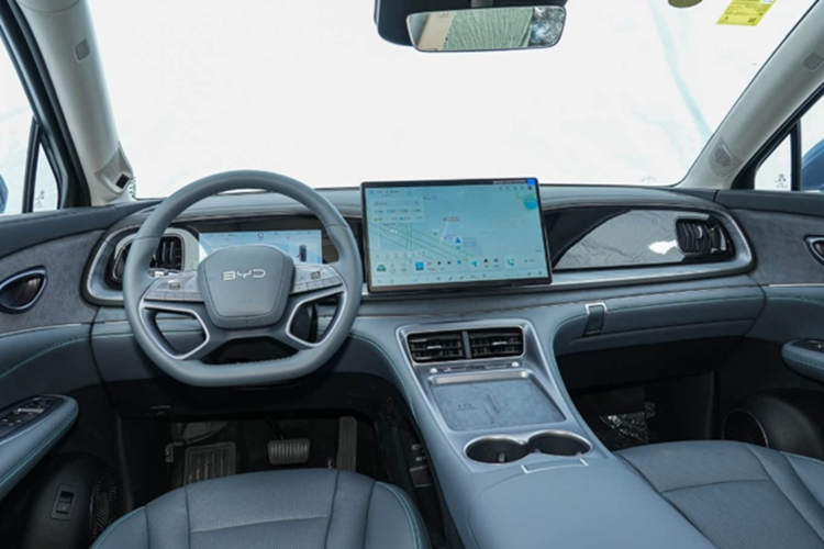 Với kích thước tổng thể 4.880 x 1.920 x 1.750 mm (dài x rộng x cao) và chiều dài cơ sở lên tới 2.820 mm, Sealion 07 DM-i của Trung Quốc tỏ ra vượt trội so với nhiều đối thủ cùng phân khúc như Hyundai Santa Fe hay Toyota Fortuner.