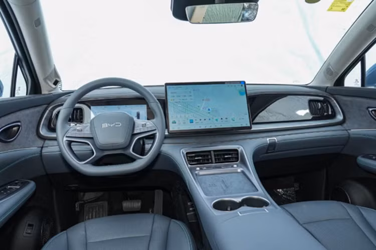 Với kích thước tổng thể 4.880 x 1.920 x 1.750 mm (dài x rộng x cao) và chiều dài cơ sở lên tới 2.820 mm, Sealion 07 DM-i của Trung Quốc tỏ ra vượt trội so với nhiều đối thủ cùng phân khúc như Hyundai Santa Fe hay Toyota Fortuner.